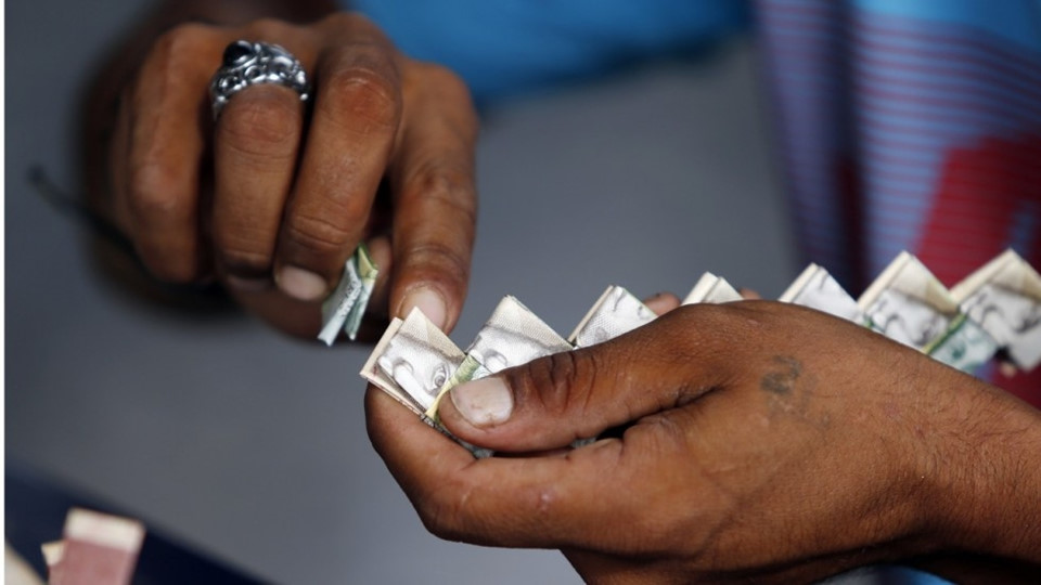 Lạm phát ở Venezuela: Dùng bao tải thay cho ví, cân tiền thay vì đếm